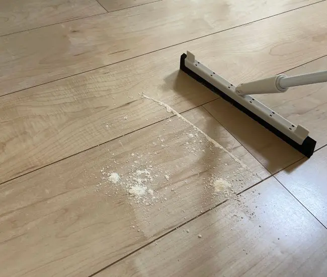 細かい食べこぼしを集める様子（撮影：grapeライフハック編集部）