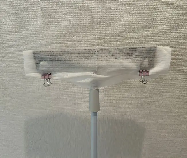 ドライシートを取りつける様子（撮影：grapeライフハック編集部）