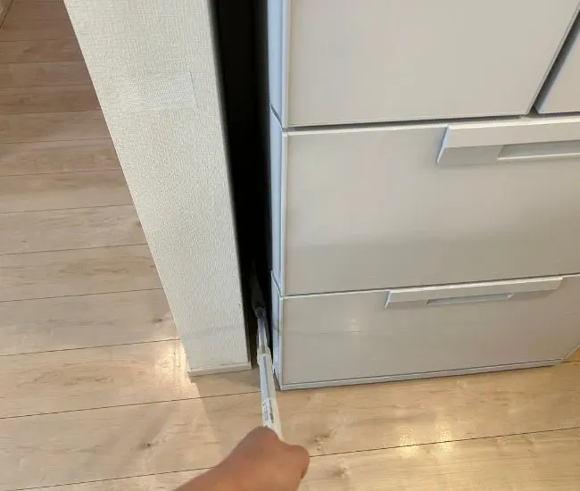 すき間を掃除する様子（撮影：grapeライフハック編集部）