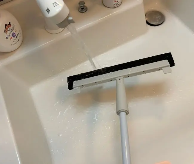 水で洗う様子（撮影：grapeライフハック編集部）