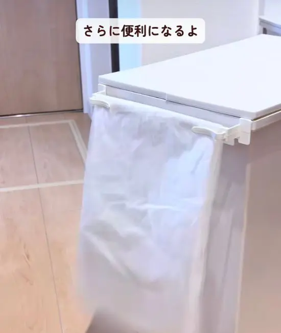 ゴミ袋のストックを収納バーに引っかけている様子