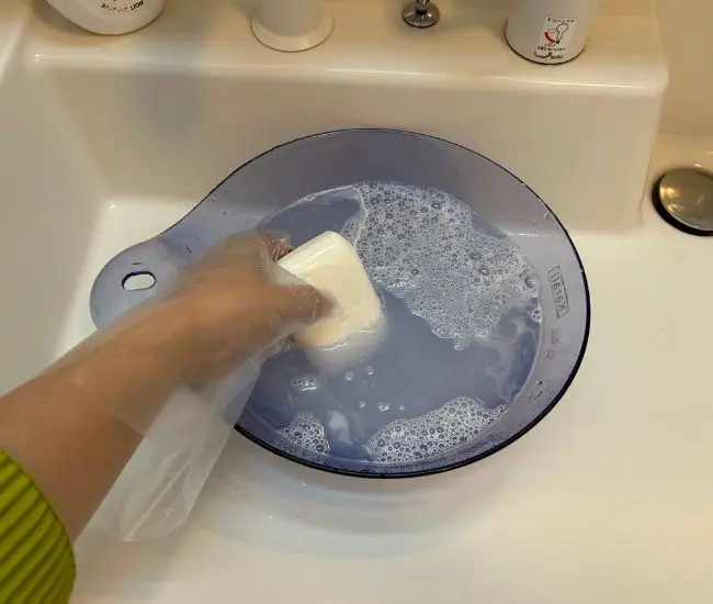 ボウルに入れた固形石けんを溶かす様子（撮影：grapeライフハック編集部）