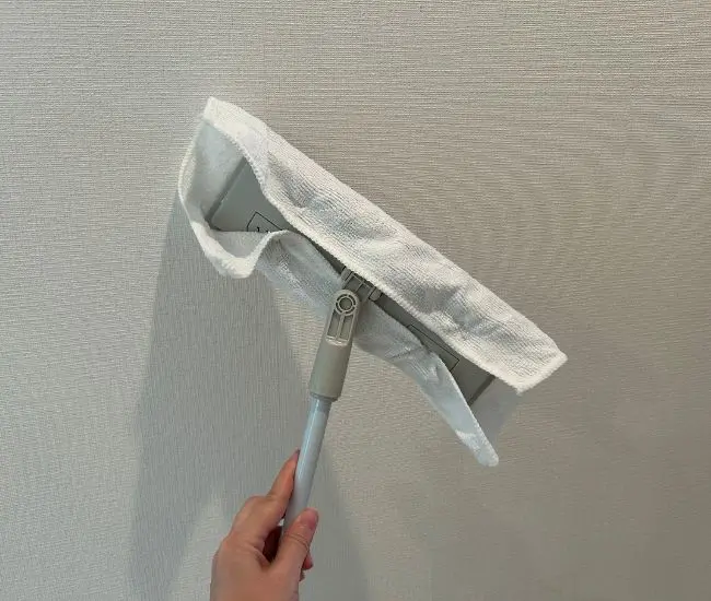 クロスをワイパーに設置する様子（撮影：grapeライフハック編集部）