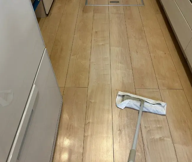 ワイパーで床掃除をする様子（撮影：grapeライフハック編集部）