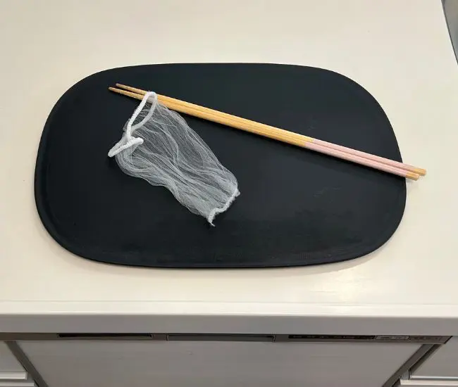 排水口ネットと菜箸を用意する（撮影：grapeライフハック編集部）