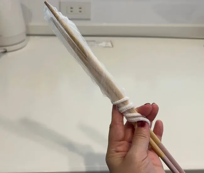 排水口ネットを菜箸に被せる（撮影：grapeライフハック編集部）