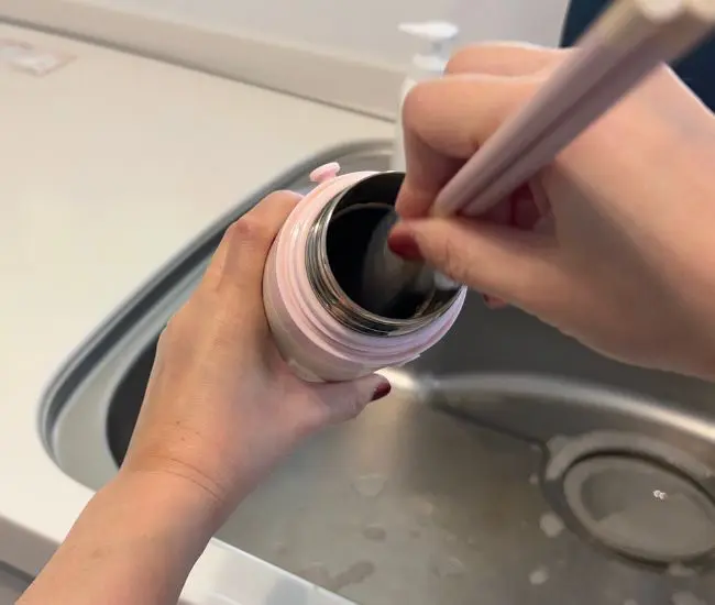 ネットつき菜箸で水筒を洗う（撮影：grapeライフハック編集部）