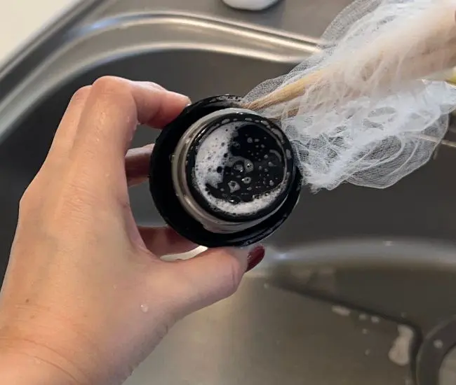 蓋や飲み口の細かい溝を洗う（撮影：grapeライフハック編集部）