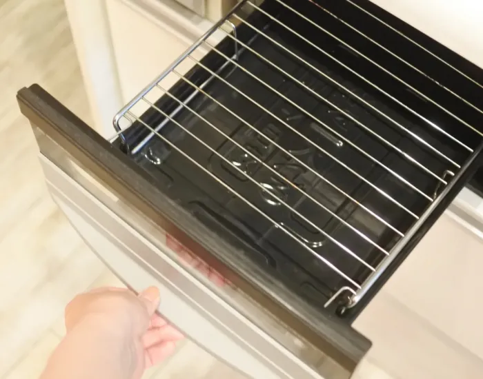 魚焼きグリルを引き出している様子