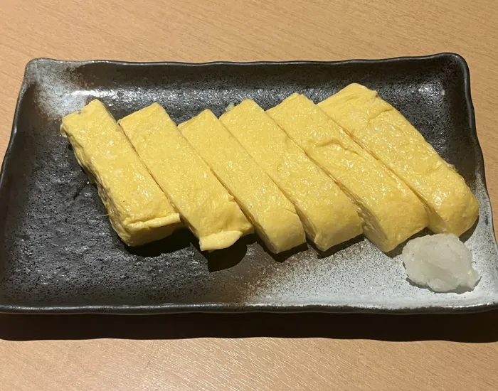 お皿に盛りつけられただし巻き卵