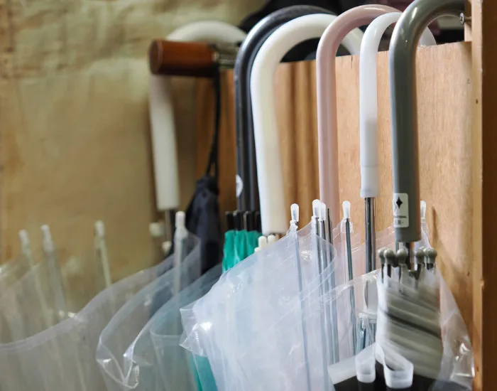 引っ掛けられた複数本の傘