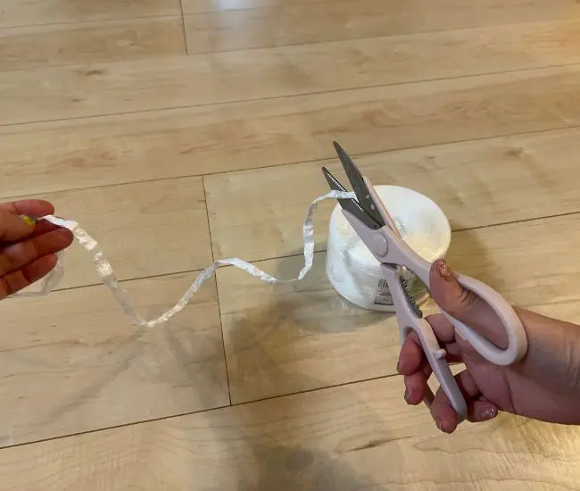 ビニール紐をカットする様子（撮影：grapeライフハック編集部）
