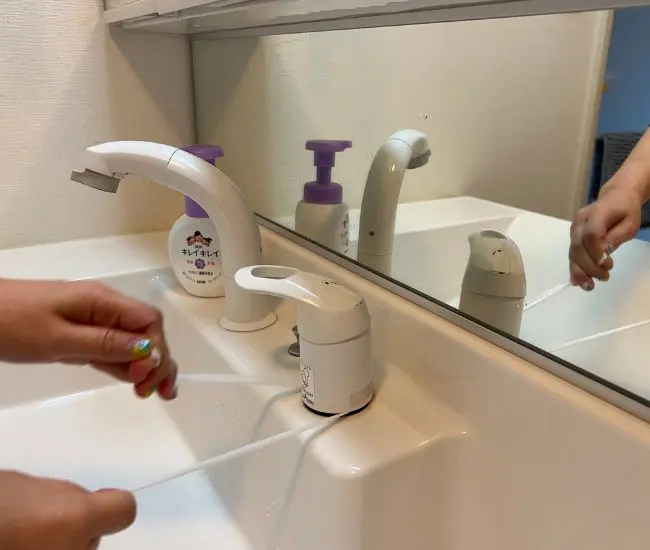蛇口の根元をビニール紐で擦る様子（撮影：grapeライフハック編集部）
