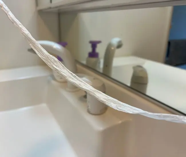 汚れがついたビニール紐をチェックする様子（撮影：grapeライフハック編集部）