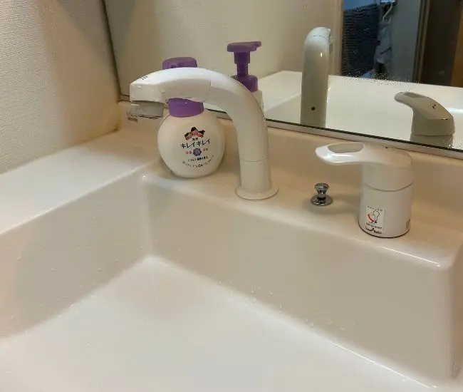 蛇口を水で流す様子（撮影：grapeライフハック編集部）