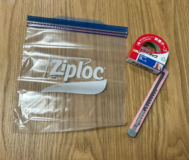 ジッパー部分を切り取る様子（撮影：grapeフード編集部）