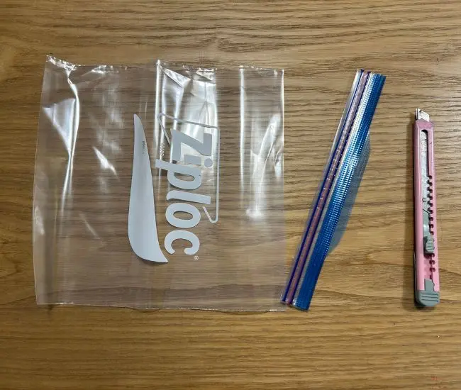 両面テープを貼りつける様子（撮影：grapeフード編集部）