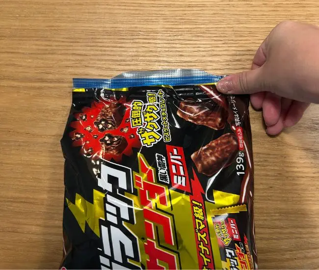 ジッパー部分の密着をチェックする様子（撮影：grapeフード編集部）