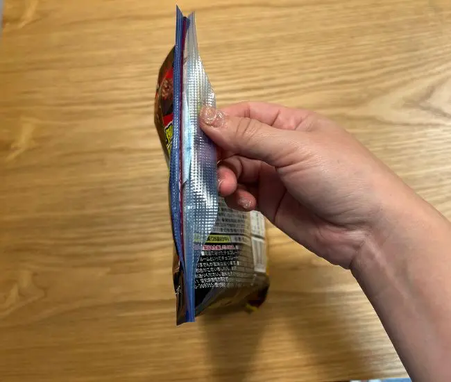 完成したお菓子袋をバッグに入れる様子（撮影：grapeフード編集部）