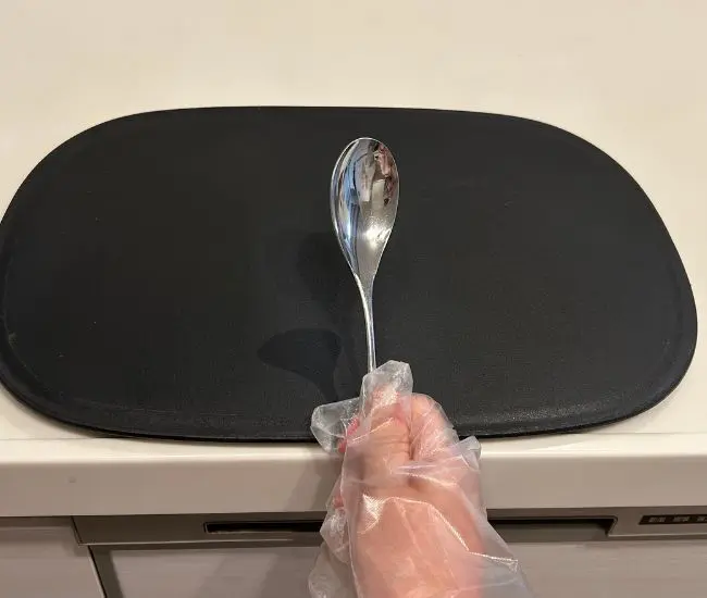 スプーンを用意する様子（撮影：grapeフード編集部）