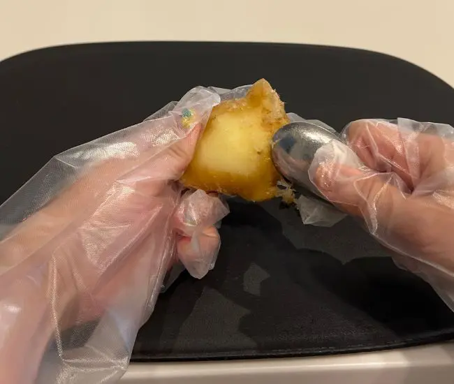 スプーンでショウガの皮を削る様子（撮影：grapeフード編集部）