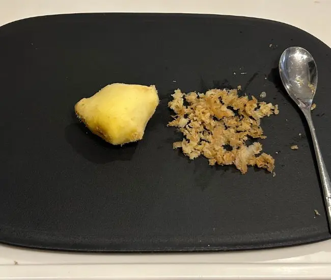 凸凹部分を剥く様子（撮影：grapeフード編集部）