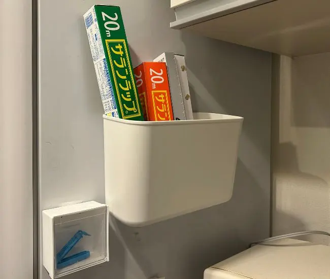 ケースを吊るしてラップやアルミホイルを収納する様子（撮影：grapeライフハック編集部）