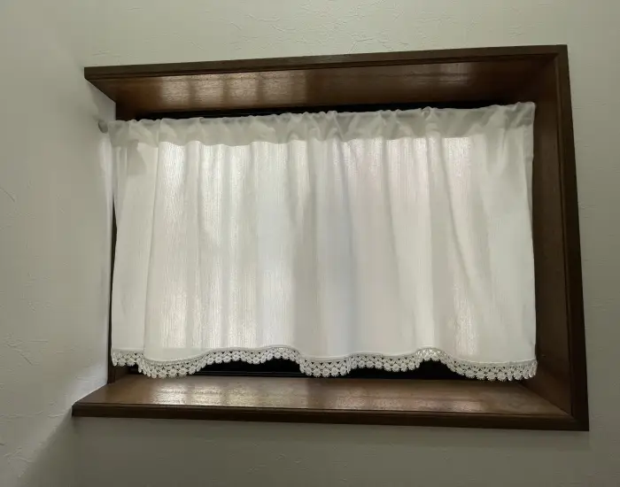 カーテンのかかった小窓