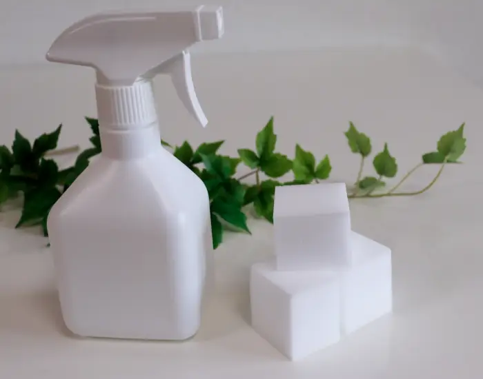 メラミンスポンジとスプレーボトル