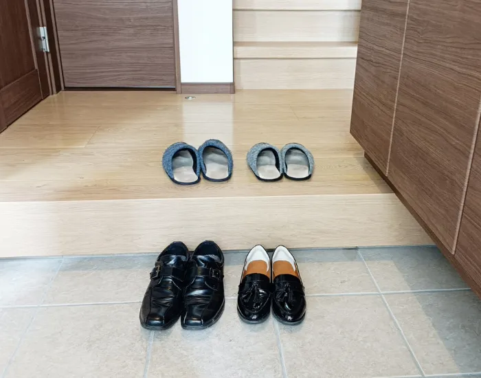 玄関先に置かれたスリッパ