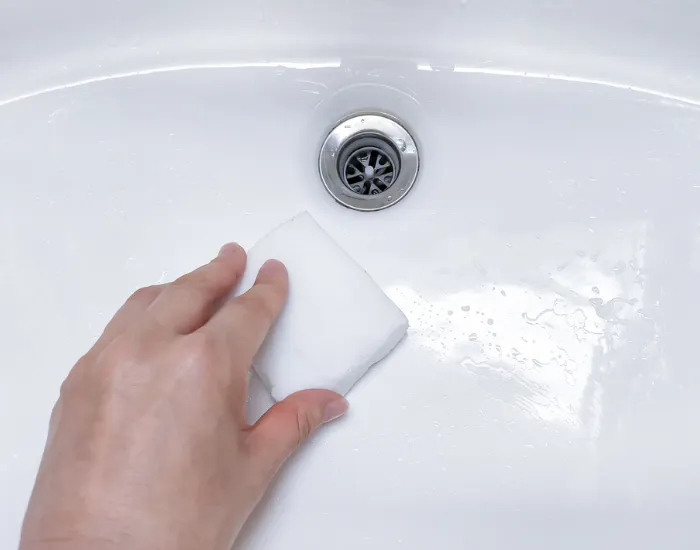 メラミンスポンジで掃除している様子