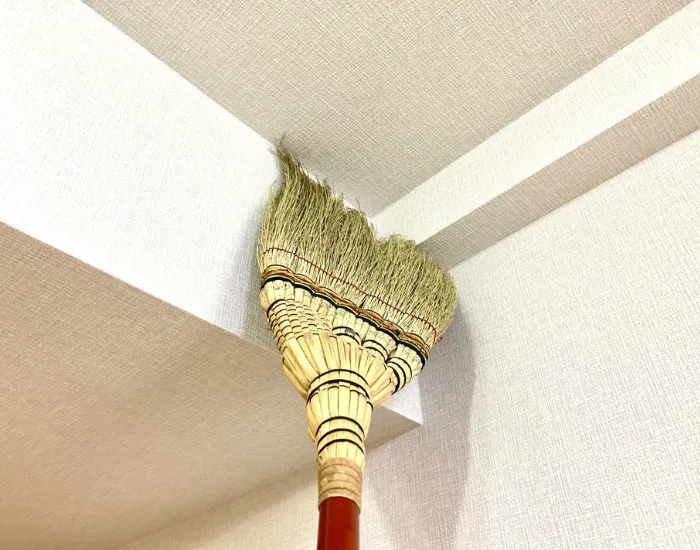 壁紙を掃除している様子