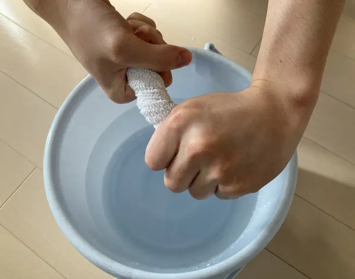 タオルを絞っている様子