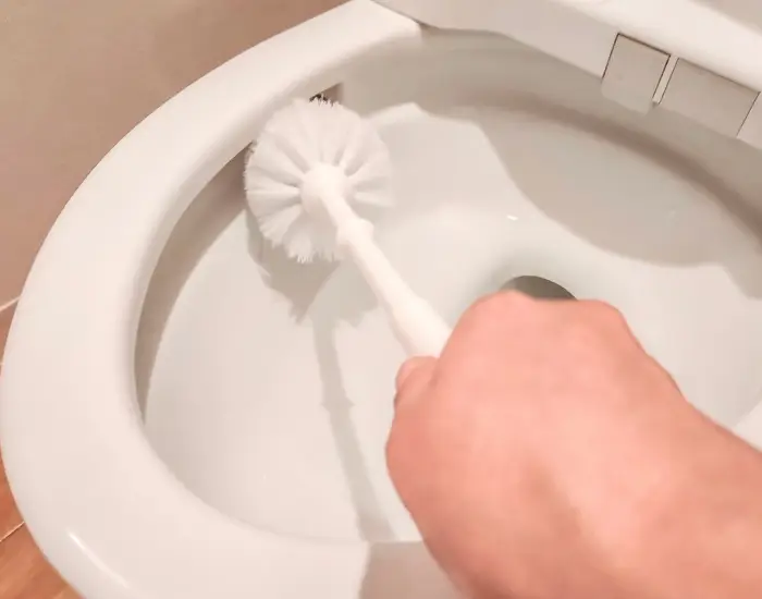 トイレの掃除をしている様子