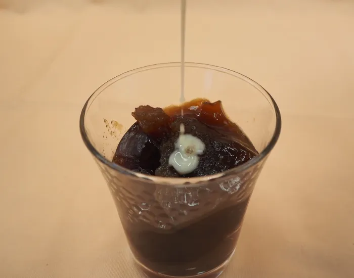 器に盛りつけられたコーヒーゼリー