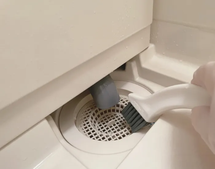 排水口を掃除している様子