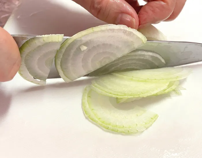 タマネギをカットしている様子