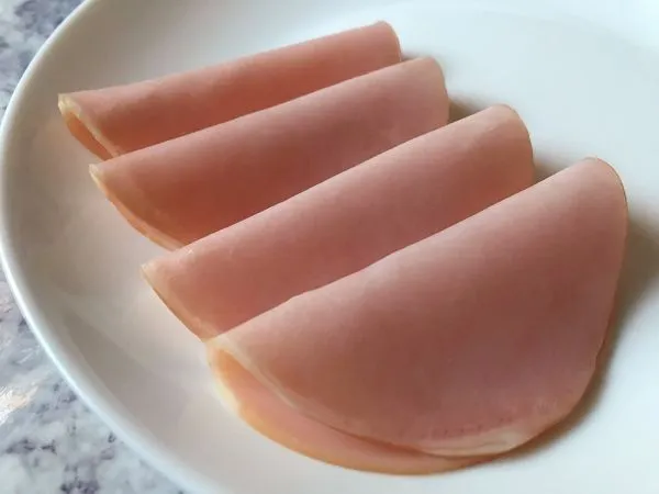 皿に置かれた複数枚のハム