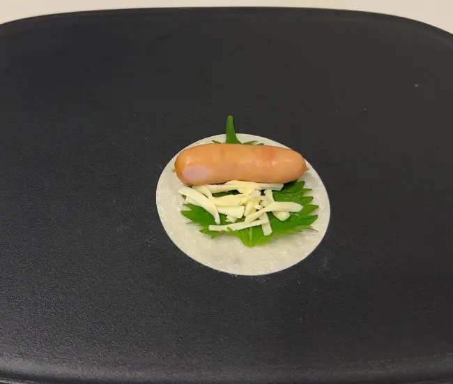 大葉やチーズを一緒に巻いている様子（撮影：grapeフード編集部）