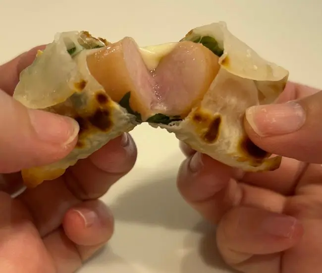 完成した餃子の皮巻きソーセージ（撮影：grapeフード編集部）