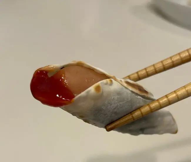 ケチャップをディップして食べている様子（撮影：grapeフード編集部）