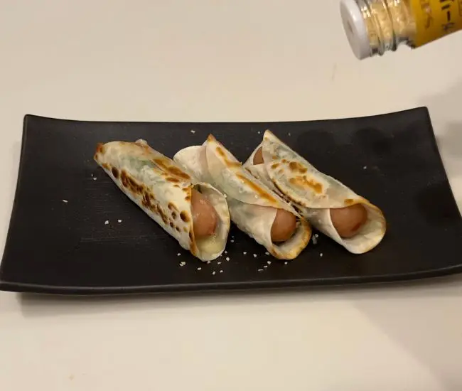 ブラックペッパーとガーリックパウダーを振りかけた様子（撮影：grapeフード編集部）