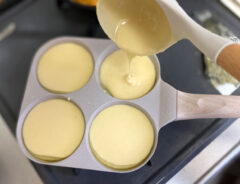 「ホットケーキミックスを均等に流せるから焼きムラが出ない」 4枚同時に焼ける『フライパン』を使った結果がこちら!