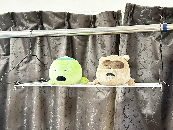 作ったぬいぐるみ干しにぬいぐるみをのせた画像（撮影：grapeライフハック編集部）