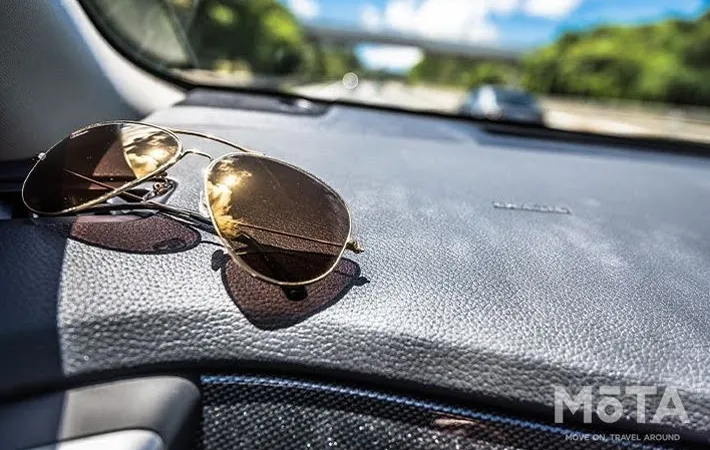 『ダッシュボードに置かれたサングラス』の写真（画像提供：自動車メディアMOTA）