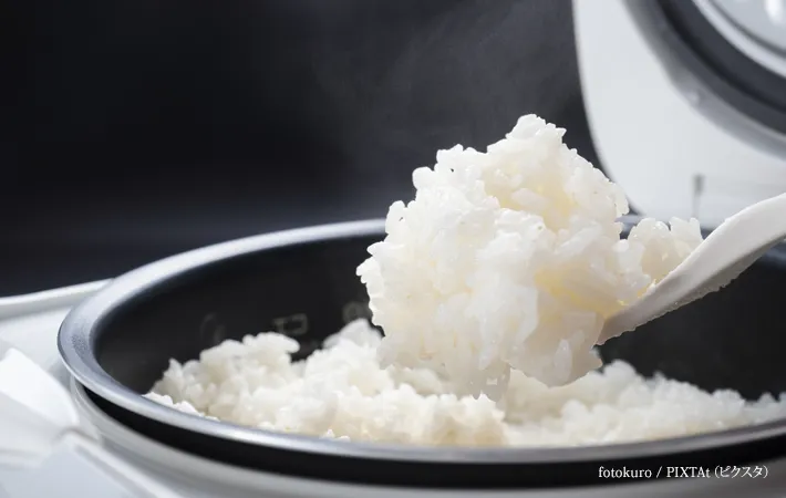『炊きたてご飯　炊飯器』の写真