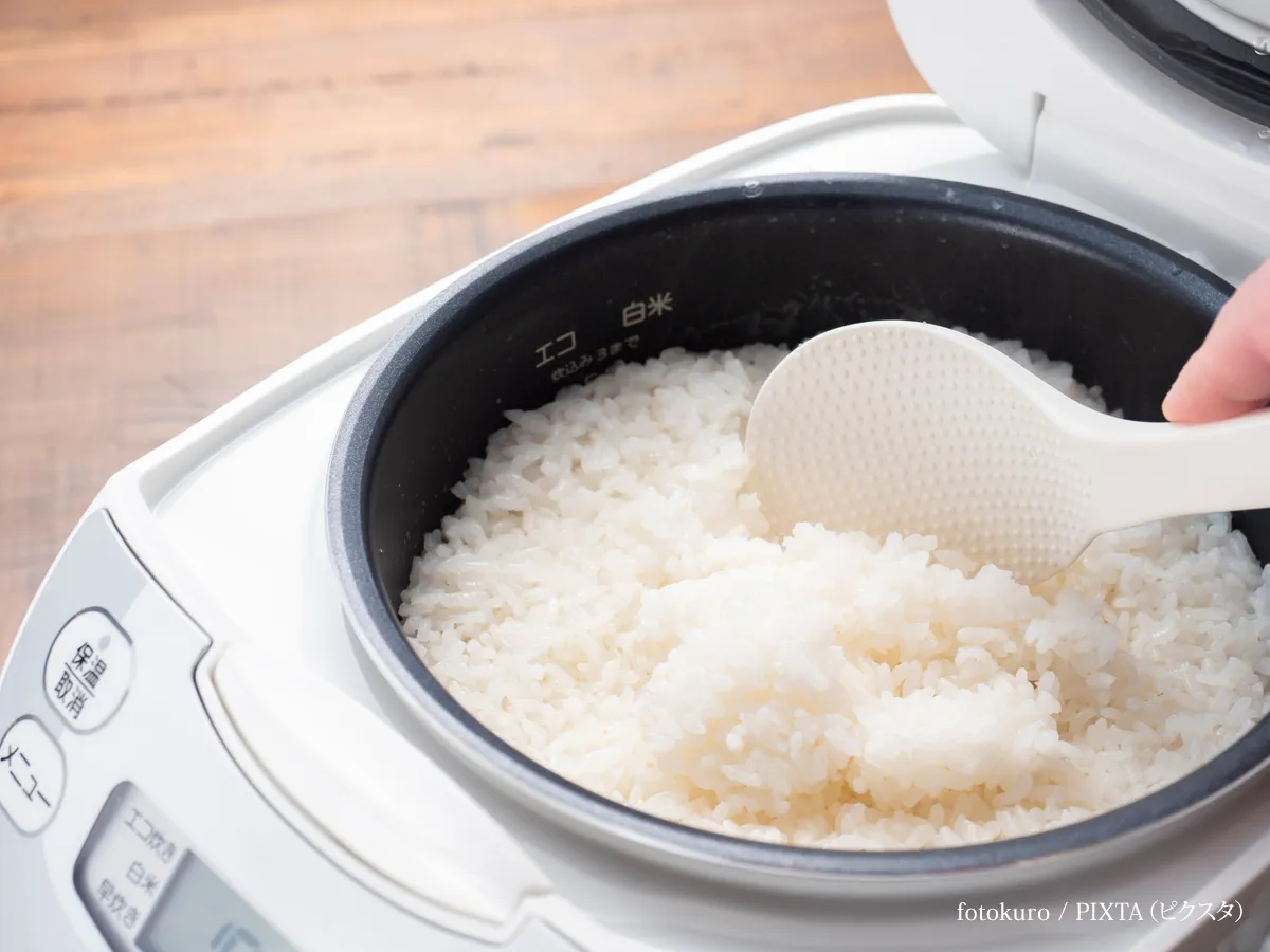 『炊きたてご飯　炊飯器』の写真