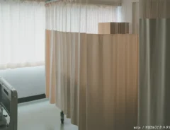 病院のベッドのイメージ写真