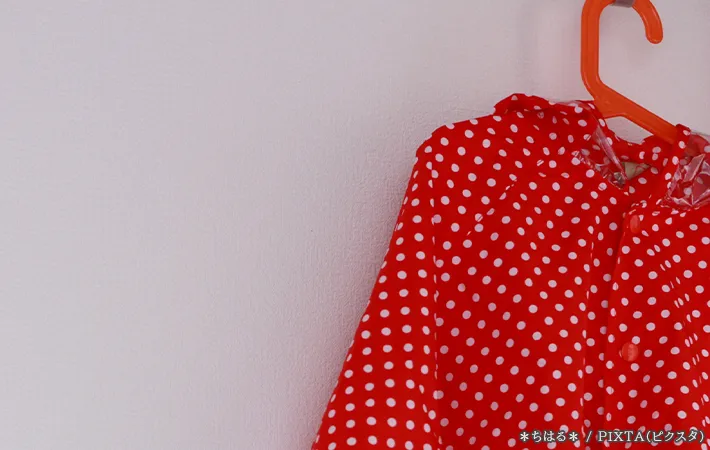 干しているレインウェアの写真