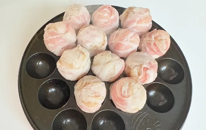 肉巻きおにぎりを焼いている画像（撮影：エニママ）
